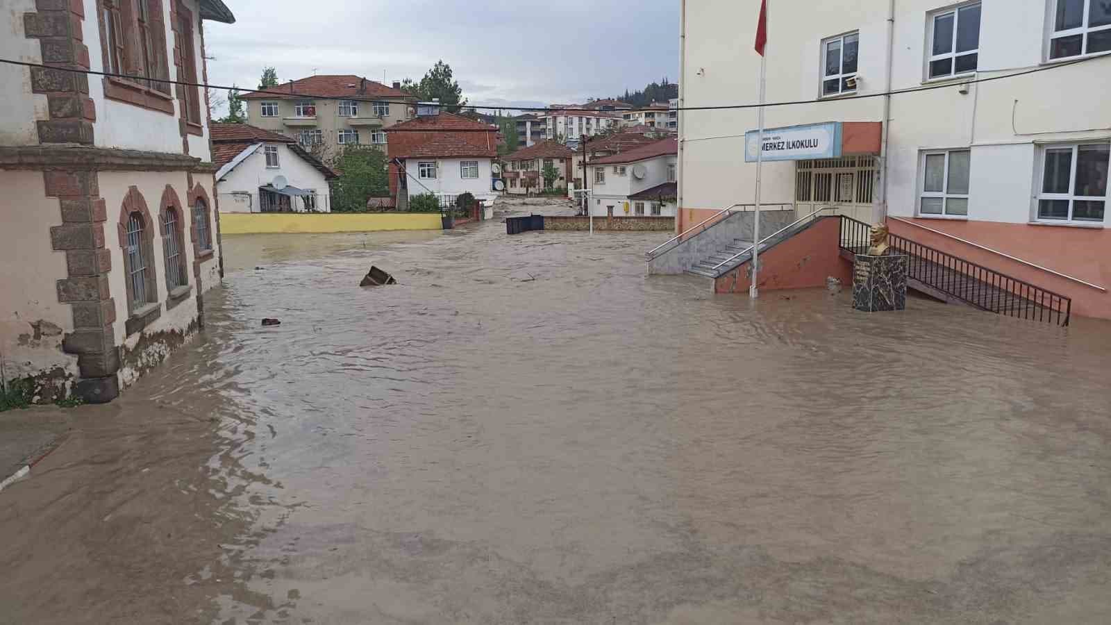 Havza’yı sel vurdu: İş yerlerini su bastı, araçlar sürüklendi