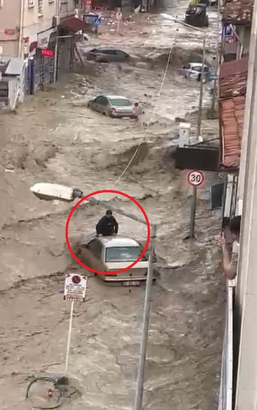 Selde can pazarı: Sel sularına kapılan aracın üzerinde hayata tutundu