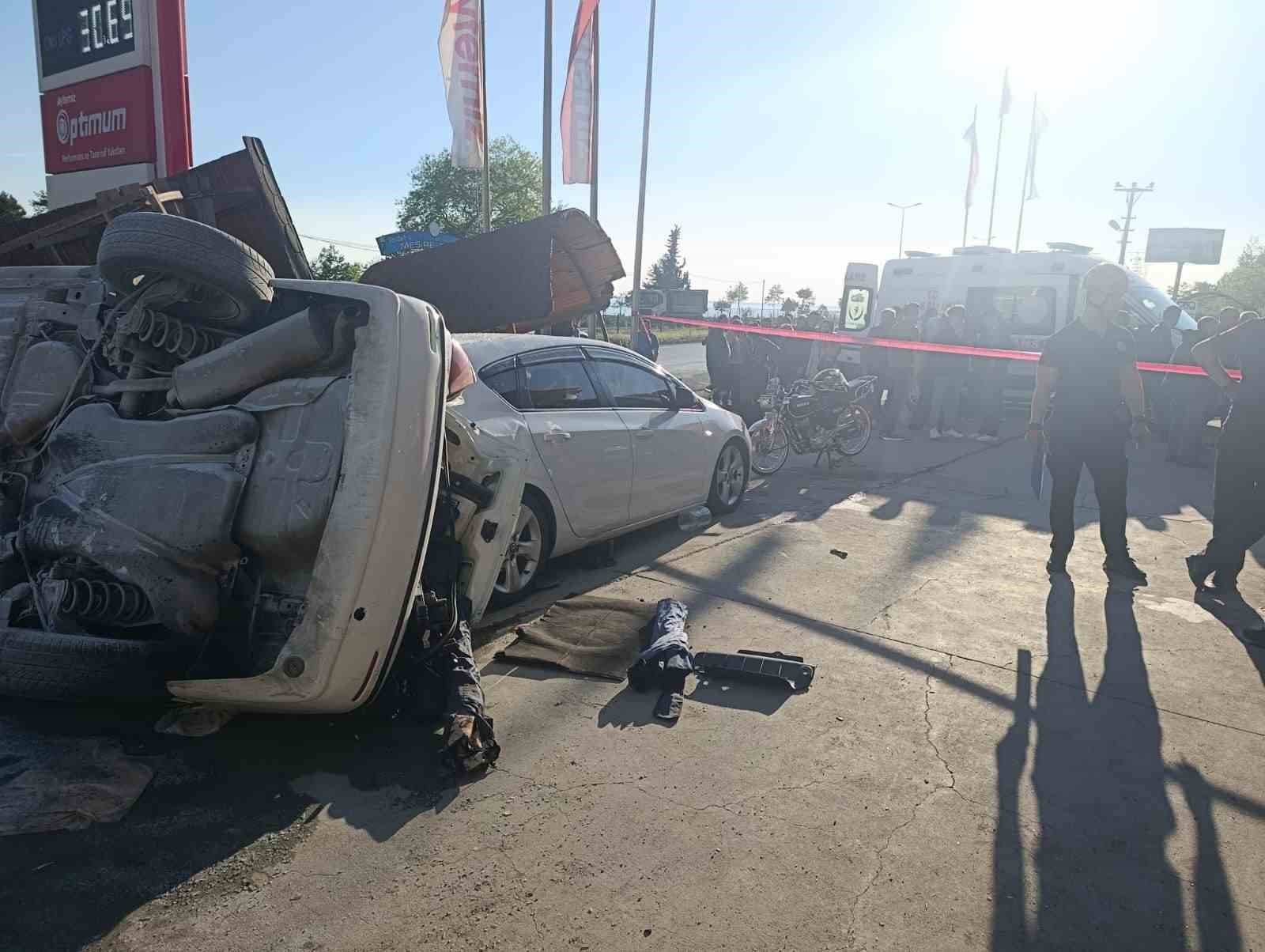 Zonguldak’ta akaryakıt istasyonuna dalan otomobil dehşet saçtı: 5’i çocuk 6 yaralı