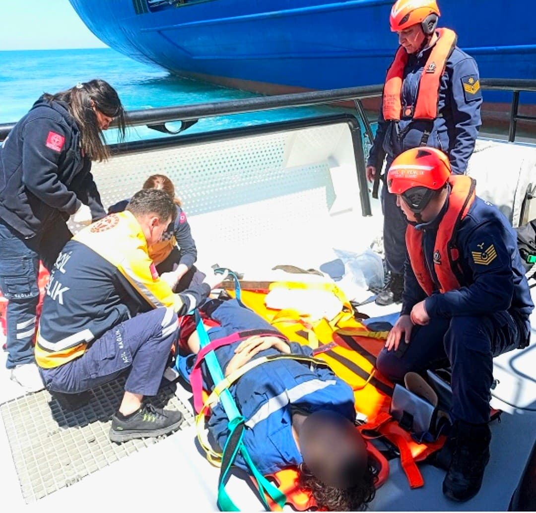 Gemide yaralanan personelih yardımına sahil güvenlik yetişti