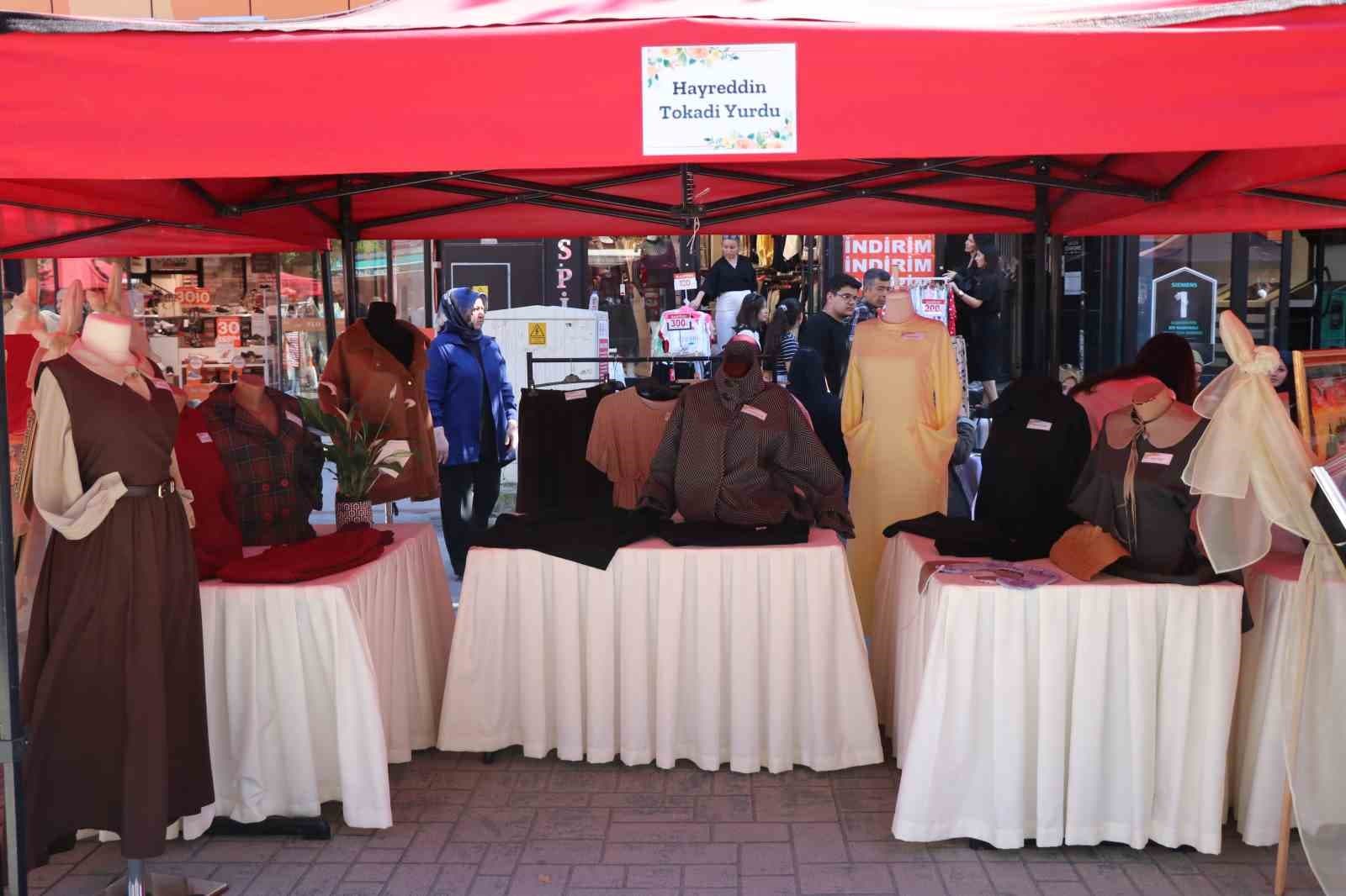 Yurtta kalan kızların ürettiği el emeği ürünler beğeni topladı
