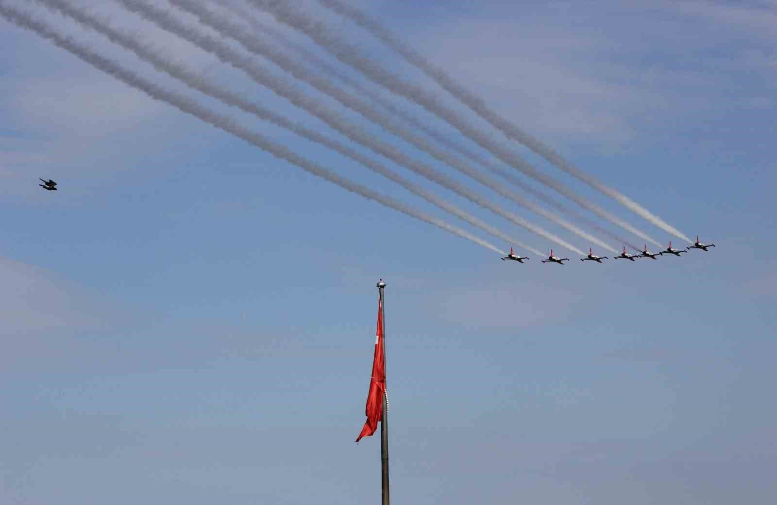 Türk Yıldızları ve SOLOTÜRK’ten Samsun semalarında nefes kesen gösteri