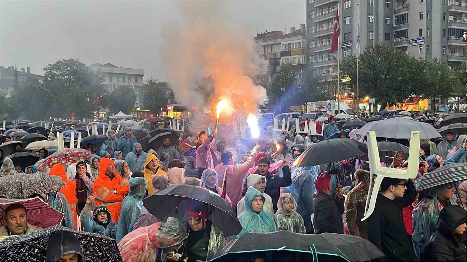 Çorum FK taraftarları final maçını yağmur altında izledi