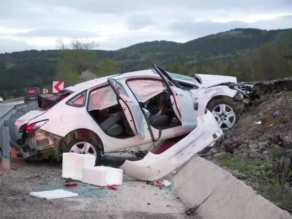Bayram tatili yolunda kaza: Takla atan otomobildeki 4 kişi yaralandı