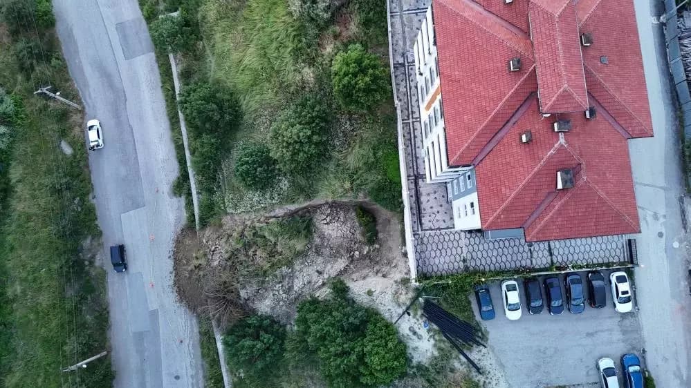 Karabük'te heyelan tehlikesi: Toprak kütlesi yola indi