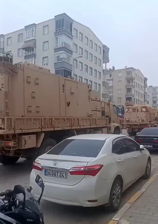 Sinop’ta askeri sevkiyat anları kamerada: Özgür Özel’in "balıklar ürküyor" sözlerine ironik gönderme