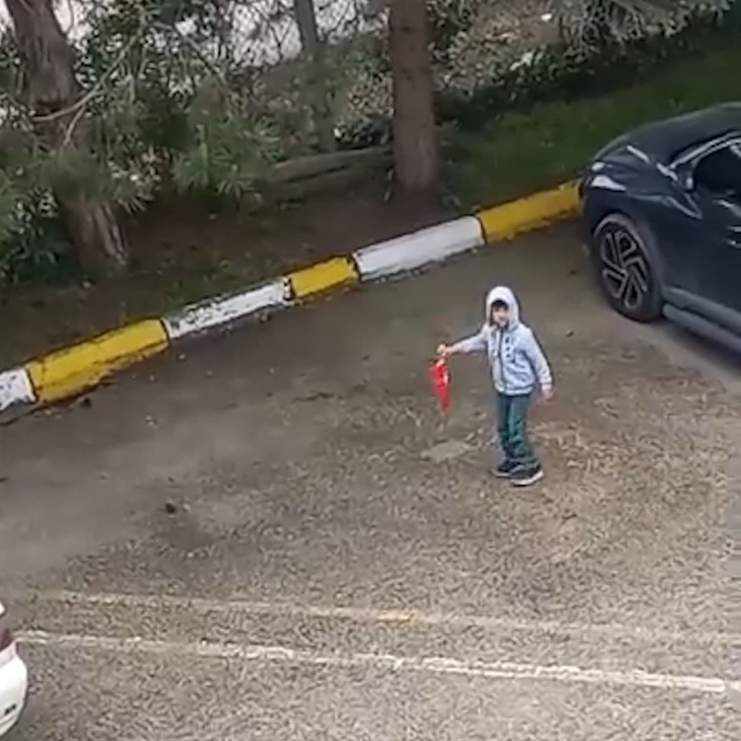 5 yaşındaki çocuk yerde gördüğü Türk bayrağını koşarak kaldırdı