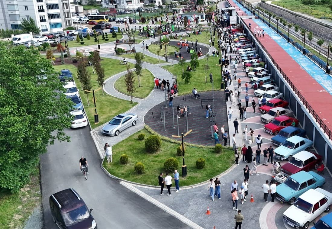 Kastamonu’da geçmişe yolculuk: Klasik otomobillere vatandaşlardan yoğun ilgi