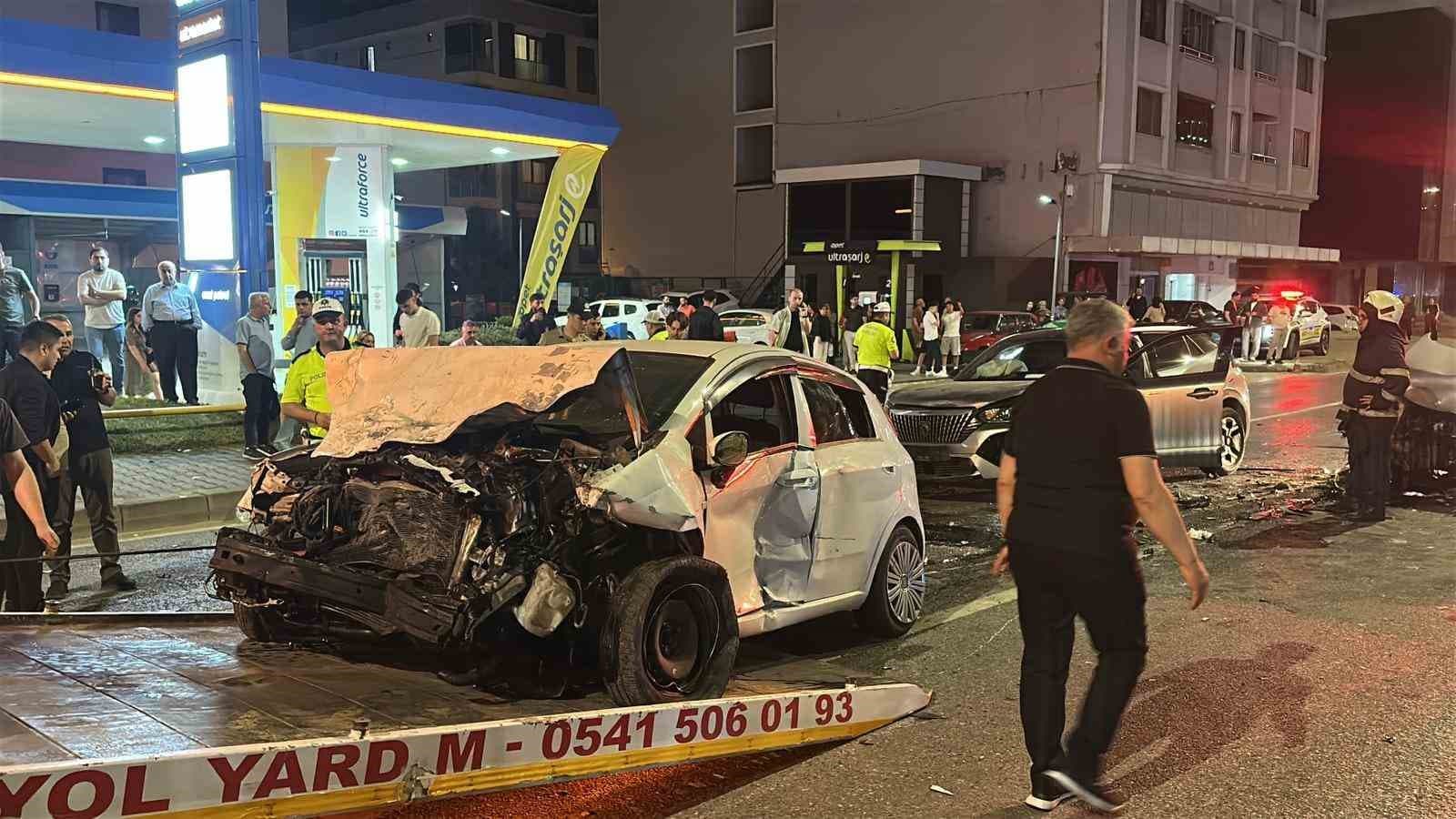 Atakum’da kontrolden çıkan otomobil karşı şeride geçti: 5 yaralı