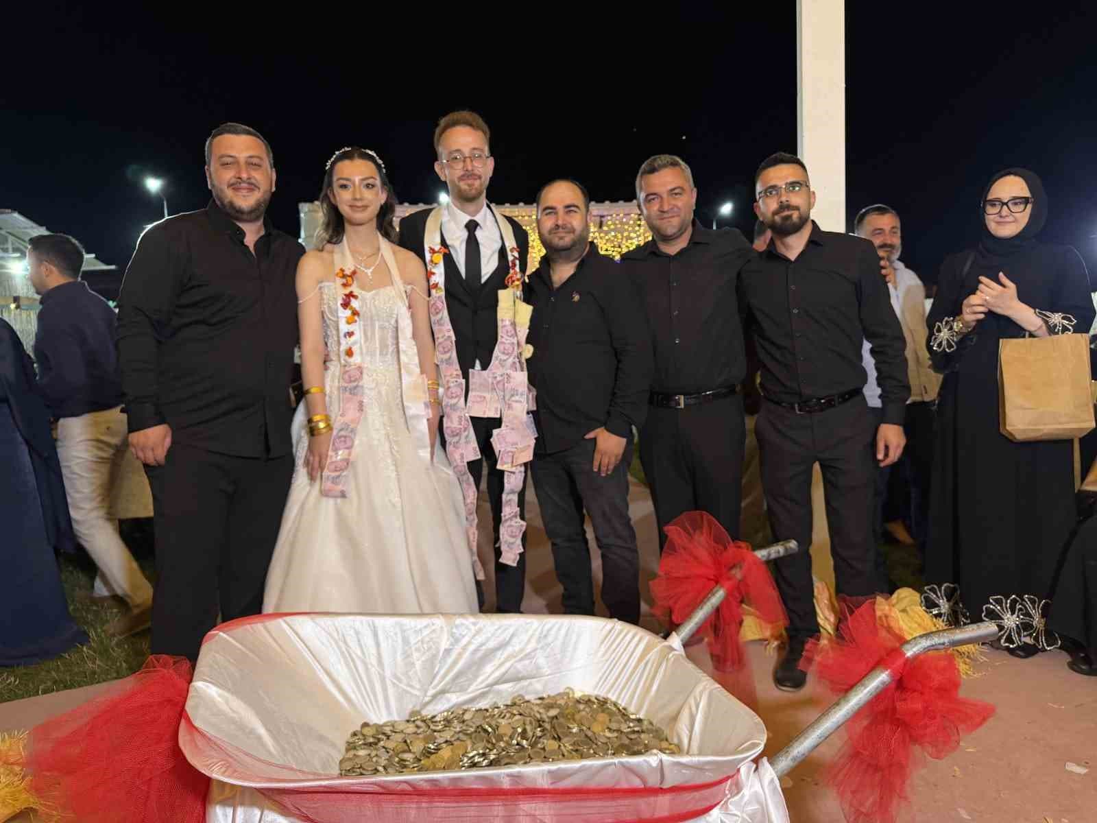 Damadın arkadaşlarından ilginç düğün takısı: 10 bin TL’lik madeni parayı el arabasıyla getirdiler