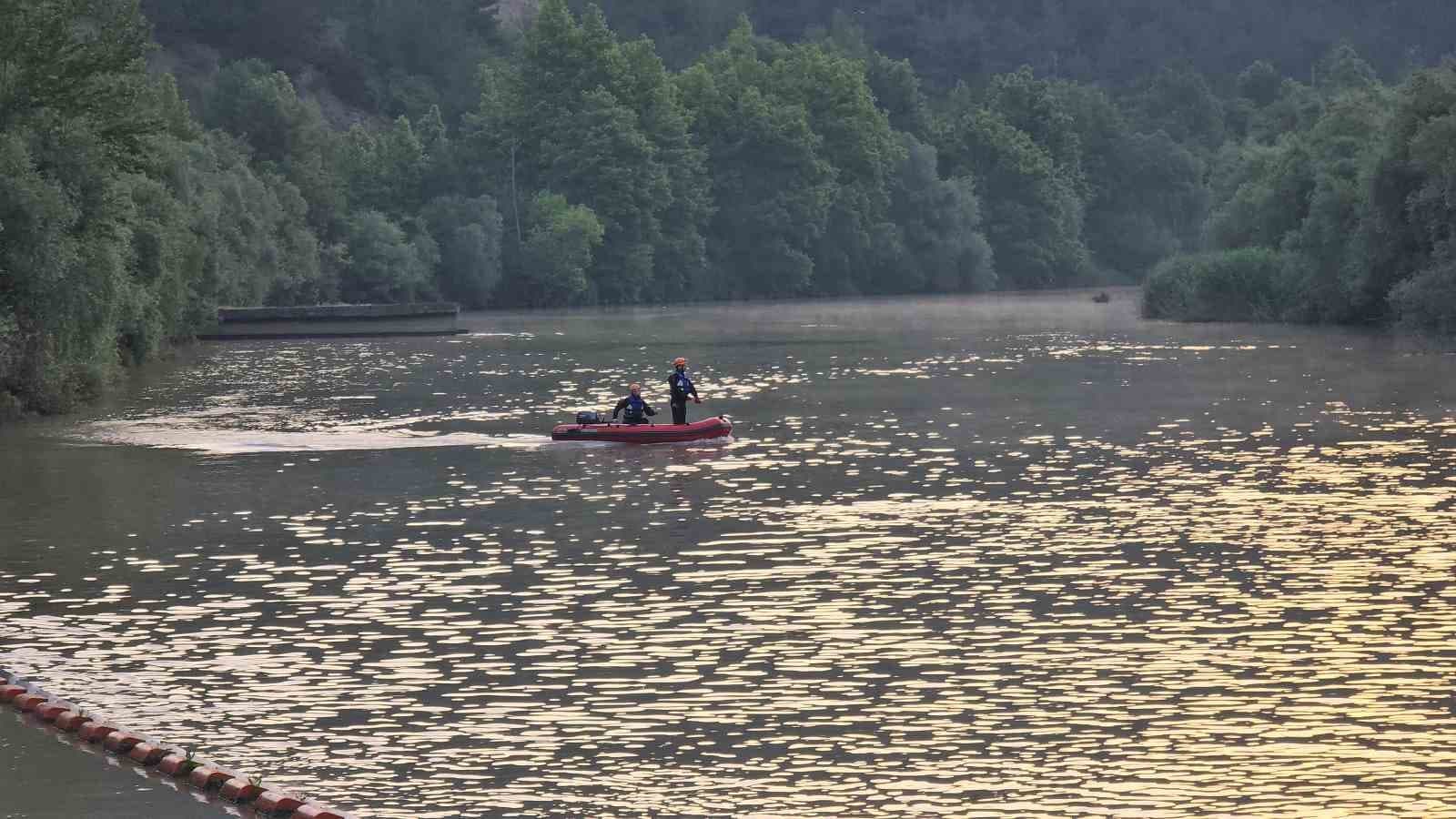 Gece boyu arandı, gün ağarınca botlarla arama çalışmaları yeniden başladı