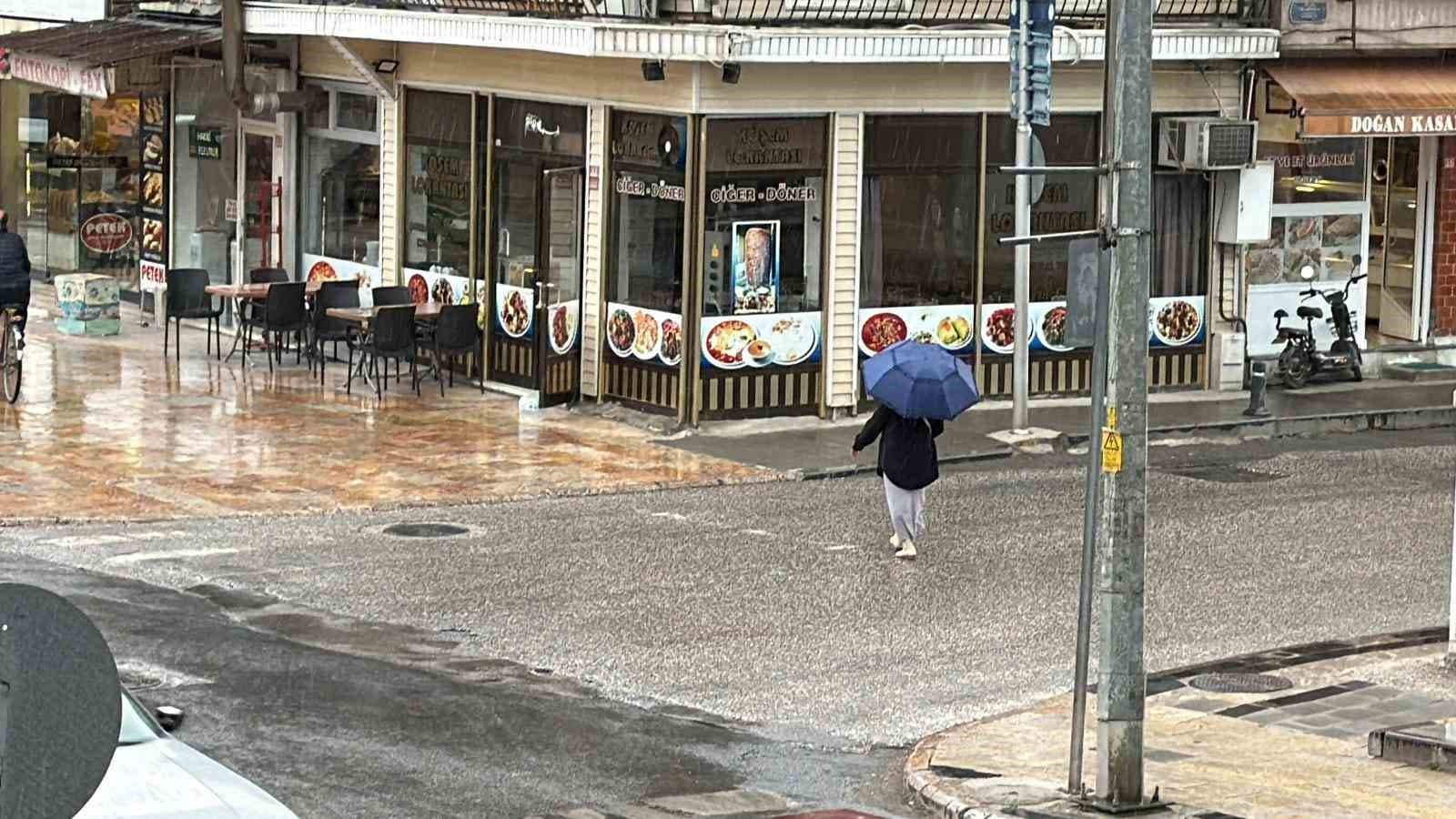 Düzce’de bunaltan sıcakların ardından yağan yağmur serinletti