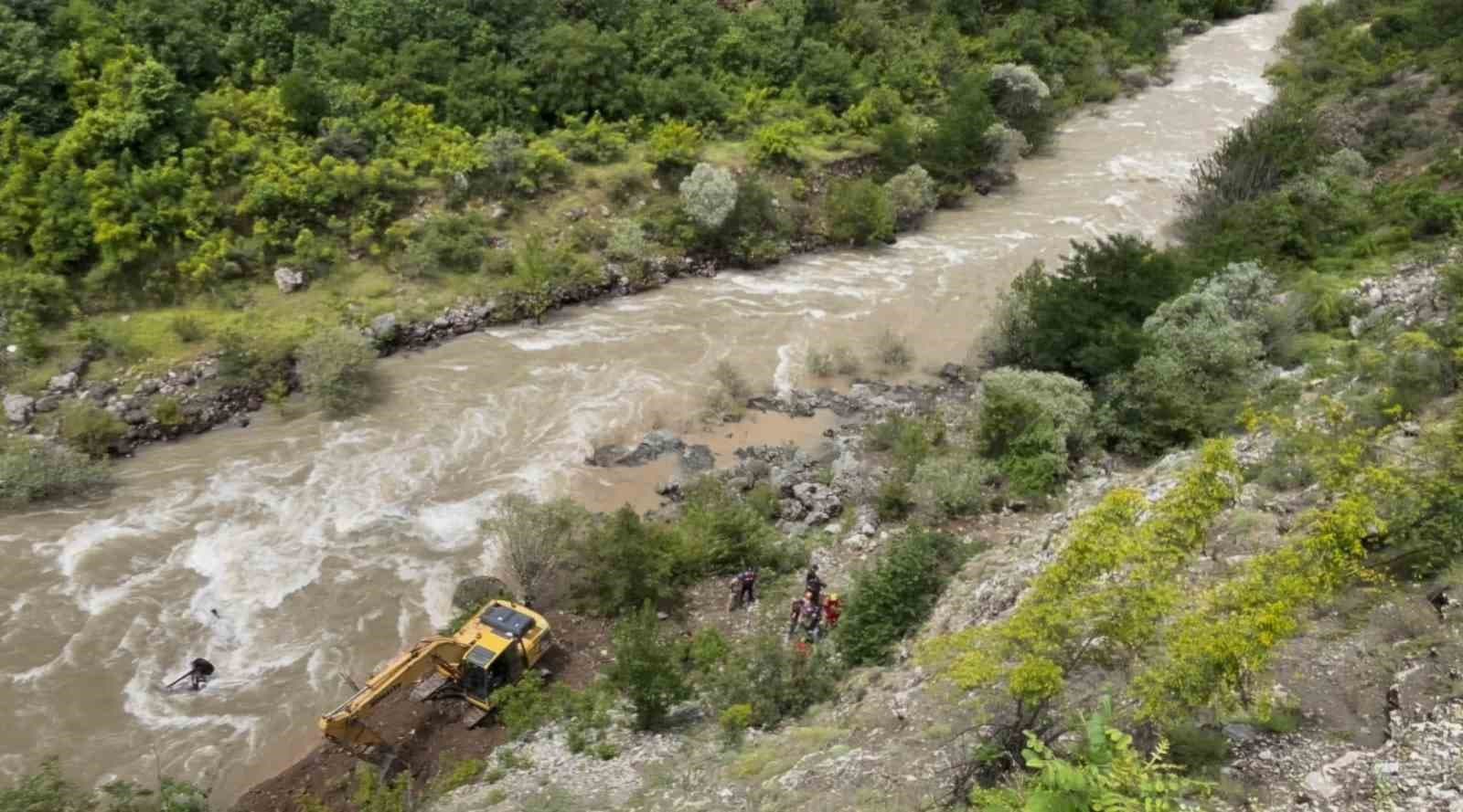 Artvin’de dereye düşen aracı sudan çıkartmak ve baba ile oğlunu bulmak için çalışmalar sürüyor