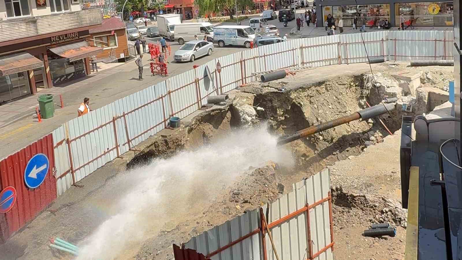 Rize’de tarihi köprünün restorasyon çalışması sırasında su borusu patladı