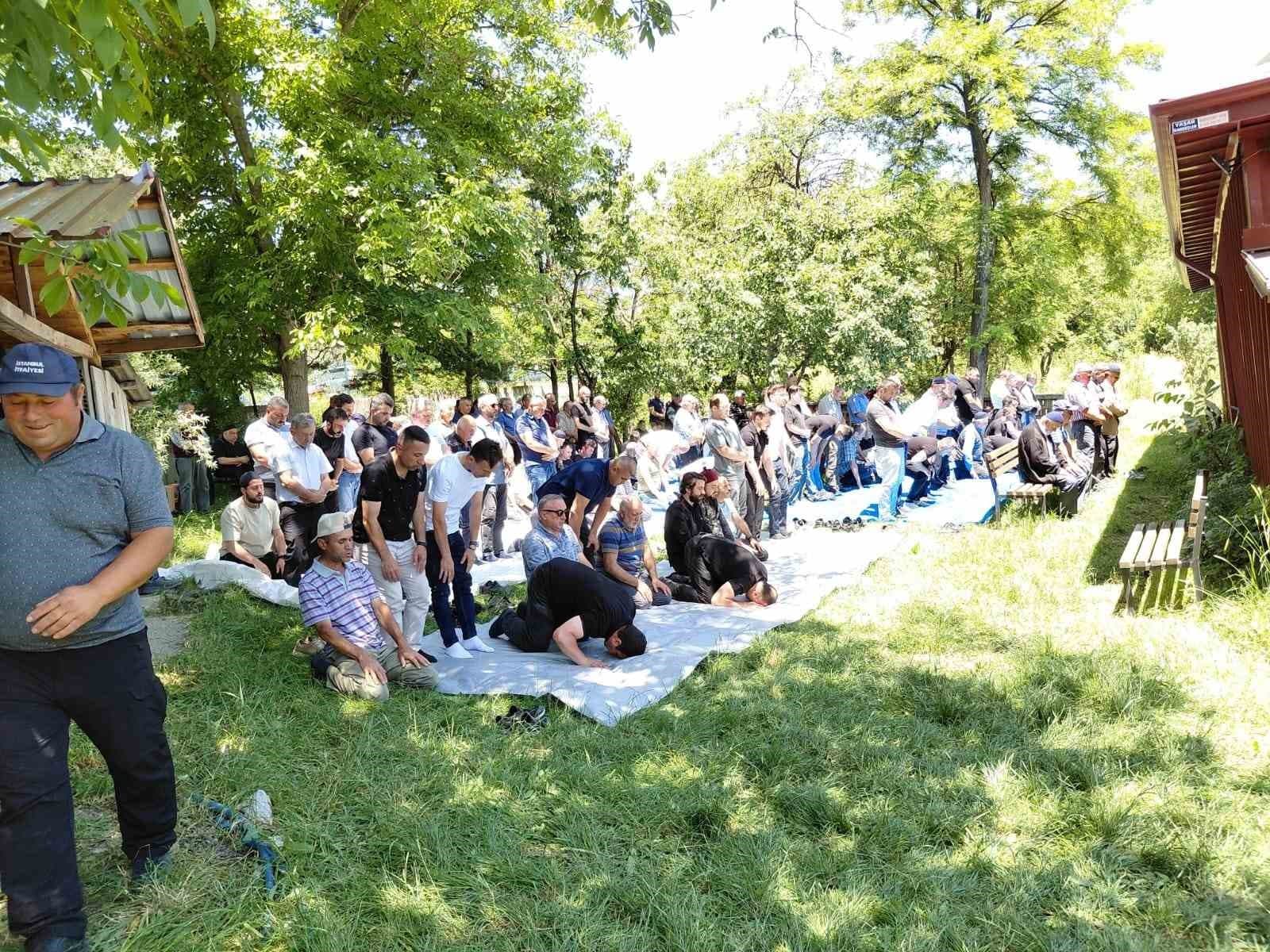 Yardım için durduğu emniyet şeridinde otomobil çarpmıştı, son yolculuğuna uğurlandı