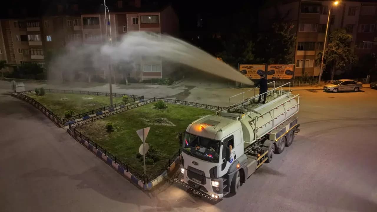 KARABÜK BELEDİYESİ'NDEN YAZ SICAĞINA KARŞI GECE MESAİSİ