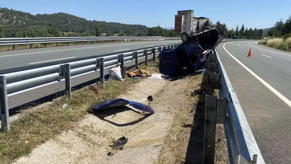 Bariyerlere çarpan hafif ticari araç ters döndü: 3 yaralı