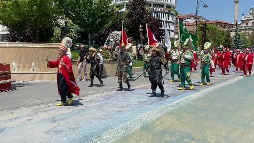 Bolu’da sünnet şöleni coşkusu: İzzet Baysal Caddesi’nde mehterli yürüyüş