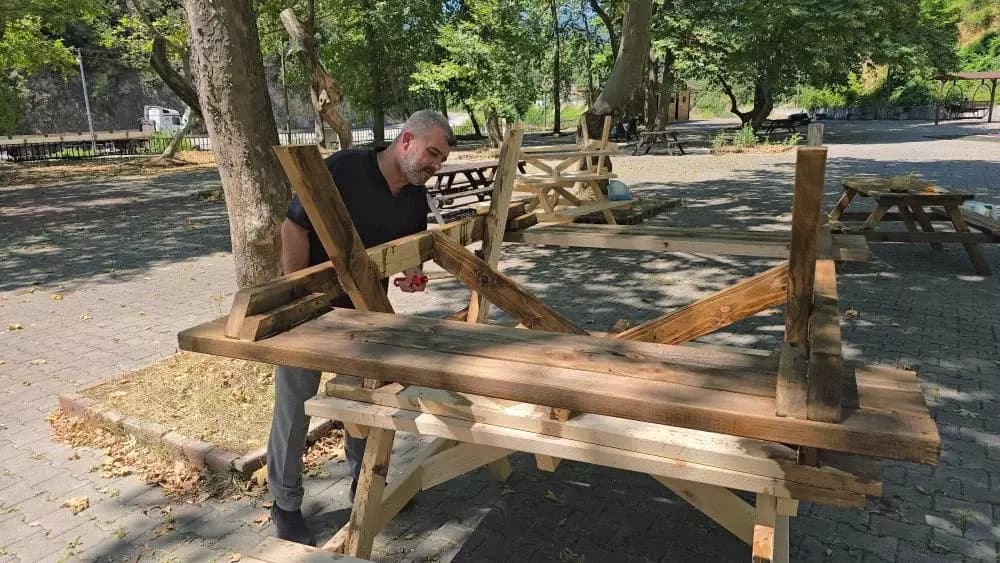 Başkan Karakaş, piknik alanındaki bankları kendi elleriyle boyadı