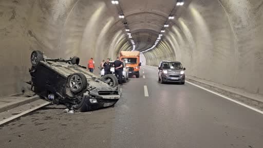 Kontrolden çıkan otomobil tünelde metrelerce takla attı: 2 yaralı