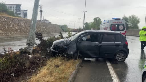 Su birikintisine kapılan araç, refüjde aydınlatma direğine çarptı: 3 yaralı