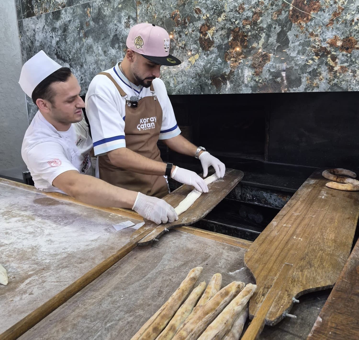 Sefo, Bafra’da tezgâh başına geçip kendi pidesini yaptı