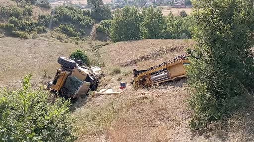 Park halinde hareket eden biçerdöver devrildi
