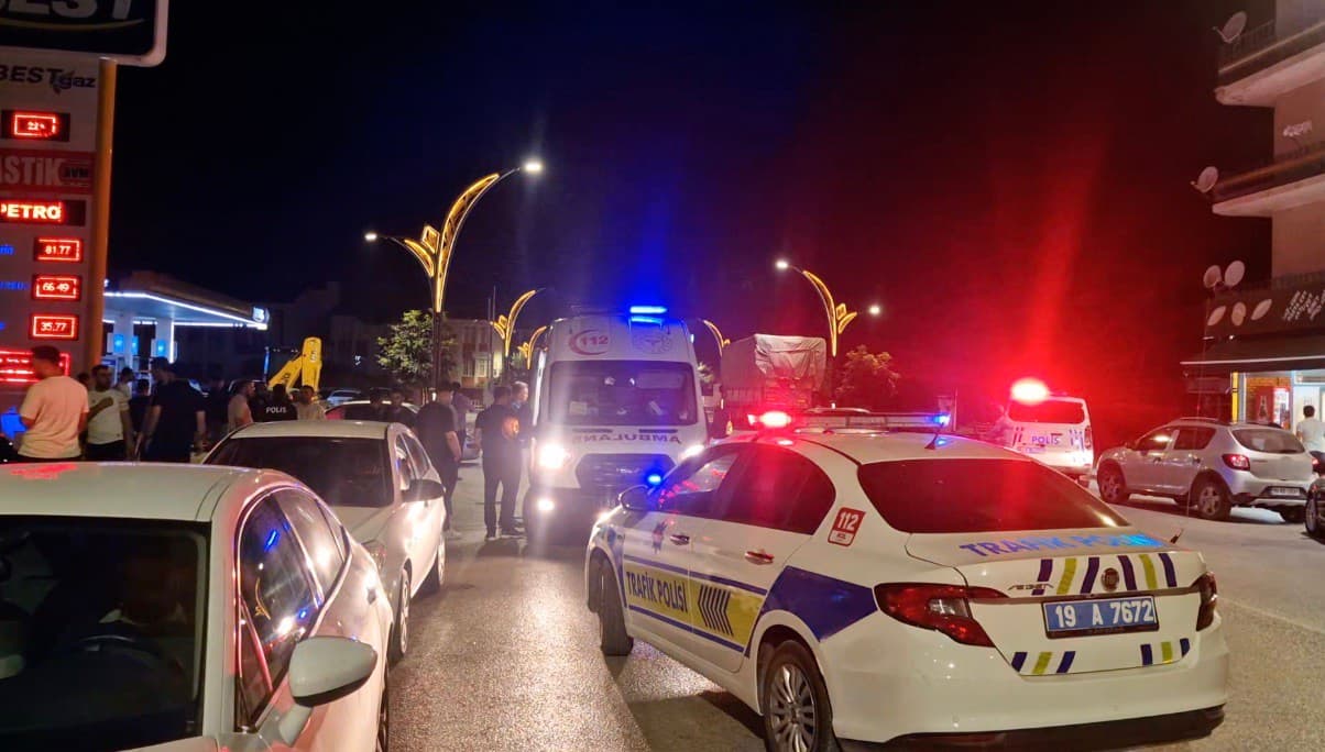Çorum’da otomobil ile motosiklet çarpıştı: 1’i ağır 2 yaralı