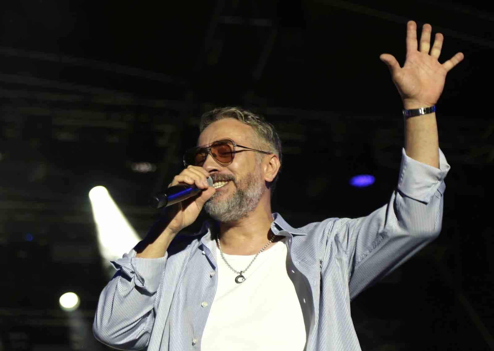 Resul Dindar ve Ümit Yaşar, Kastamonu’da binlerce vatandaşa unutulmaz bir gece yaşattı