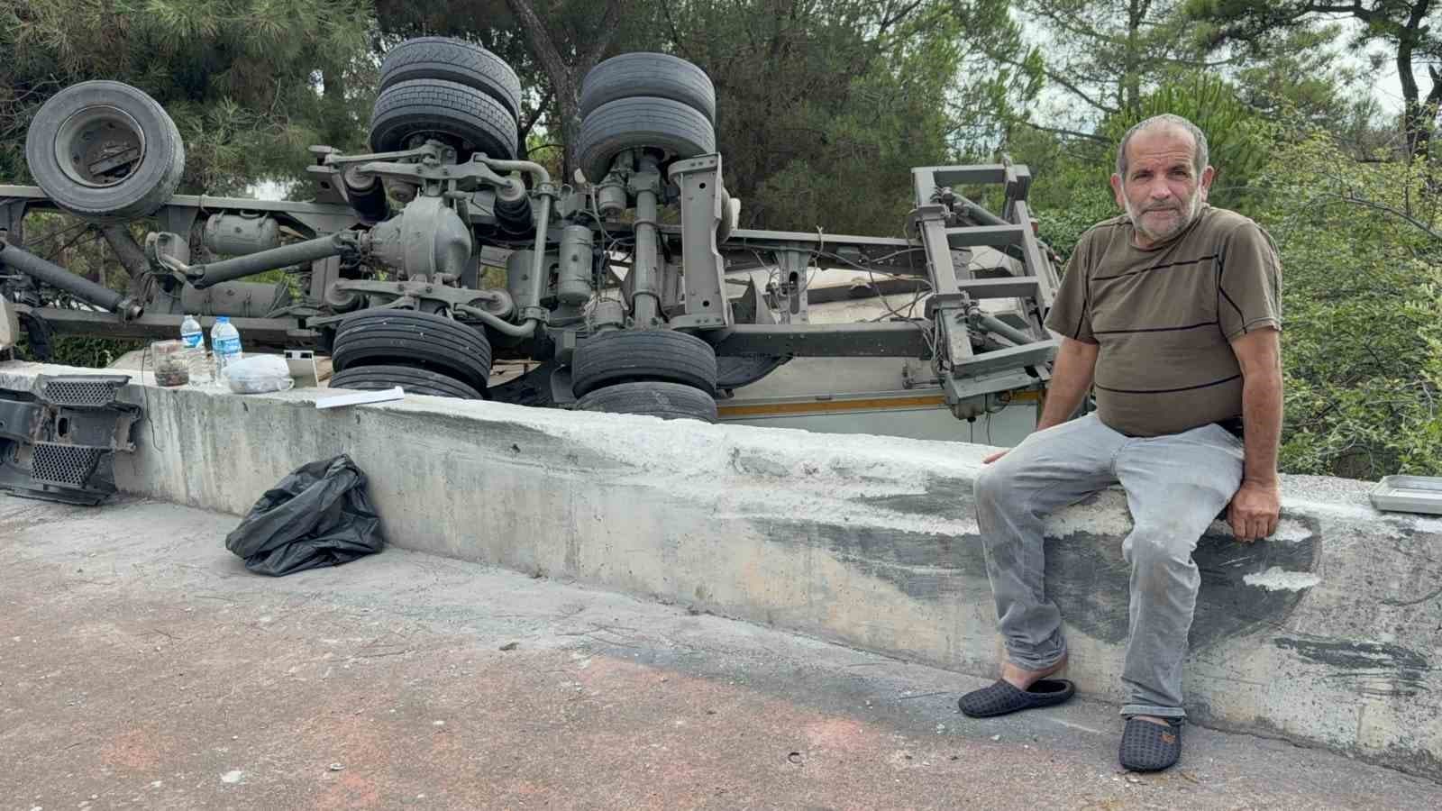 Freni tutmayan kamyon bahçeye devrildi: Sürücüyü emniyet kemeri kurtardı