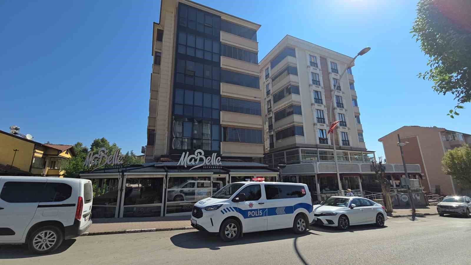 Safranbolu’da 4. kattan düşen genç kız ağır yaralandı: Kafenin tentesi hayatta tuttu