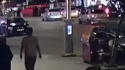 Dönüş yapmak isteyen otomobille çarpışan motosiklet sürücüsü yola böyle savruldu