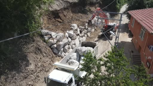 Kastamonu’da selde zarar gören köy yolları, kilometrelerce uzaktan taşınan kaya ve taşlarla onarılıyor
