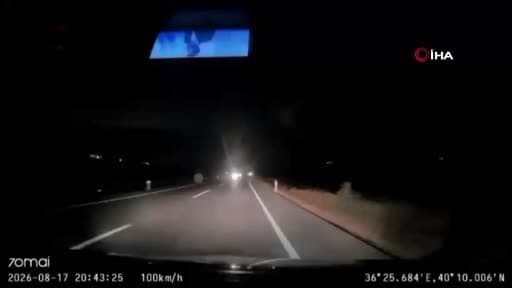 Kazayı fark ettirmek için yola saman balyası koyarken otomobil çarptı: O anlar kamerada