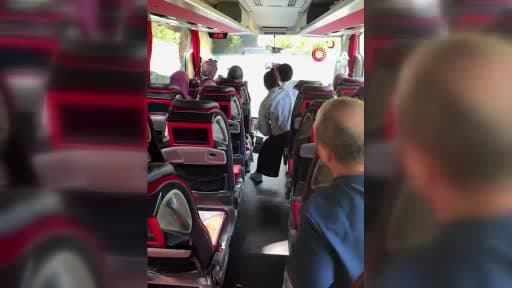 Balataları tutuşan kamyonu yanmaktan dereye girerek kurtardı