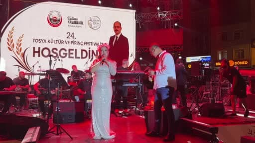 Belediye başkanı konserde şarkı söyledi, vatandaşlar unutulmaz bir gece yaşadı