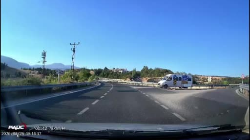 Virajda hatalı sollama faciaya davetiye çıkarıyordu: Kafa kafaya çarpışmadan saniyelerle kurtuldular