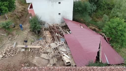 Kastamonu’da tadilat yapılan köy evi çöktü, içeride mahsur kalarak yaralanan 5 kişi kurtarıldı