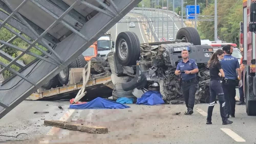 Karabük'te tır devrildi, 2 kişi hayatını kaybetti