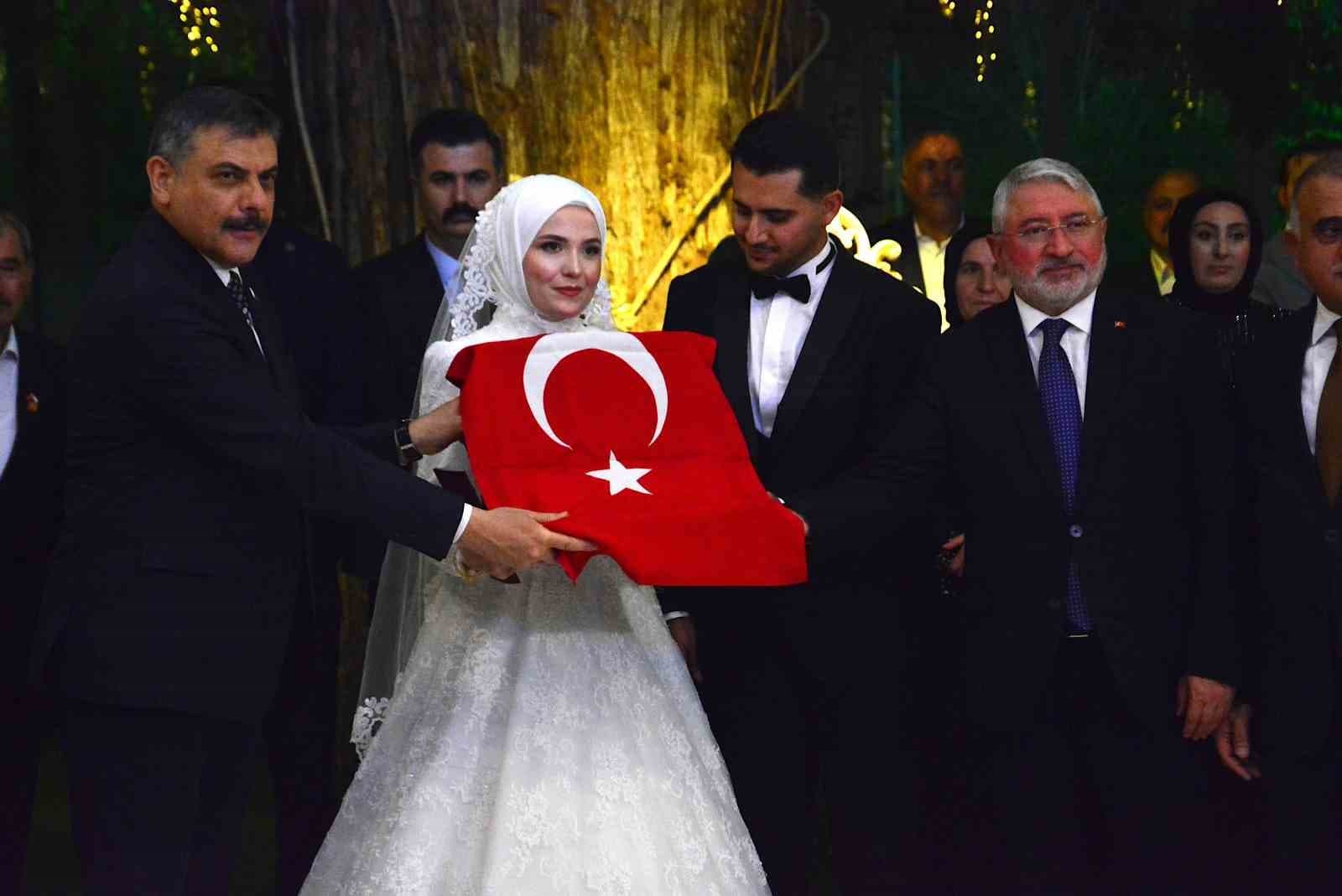 İçişleri Bakanı Çiftçi, AK Parti Çorum İl Başkanı’nın oğlunun düğününe katıldı