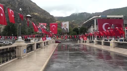 Amasya’da 30 Ağustos coşkusu: İki vatandaş zirvede bayrak açtı