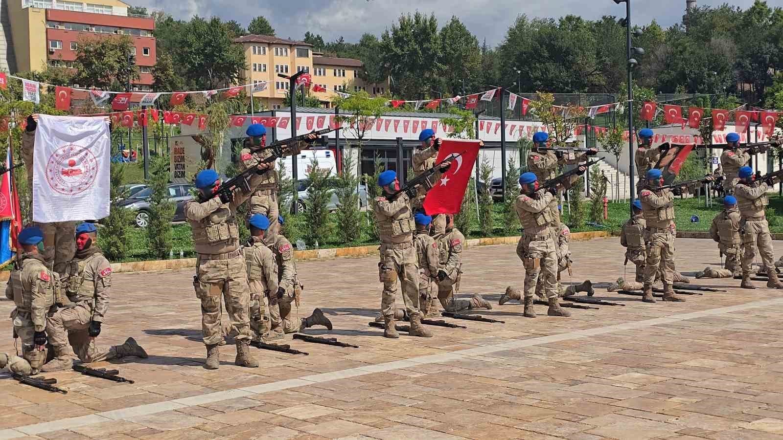 Karabük’te 30 Ağustos coşkusu: Komandoların gösterisi nefes kesti