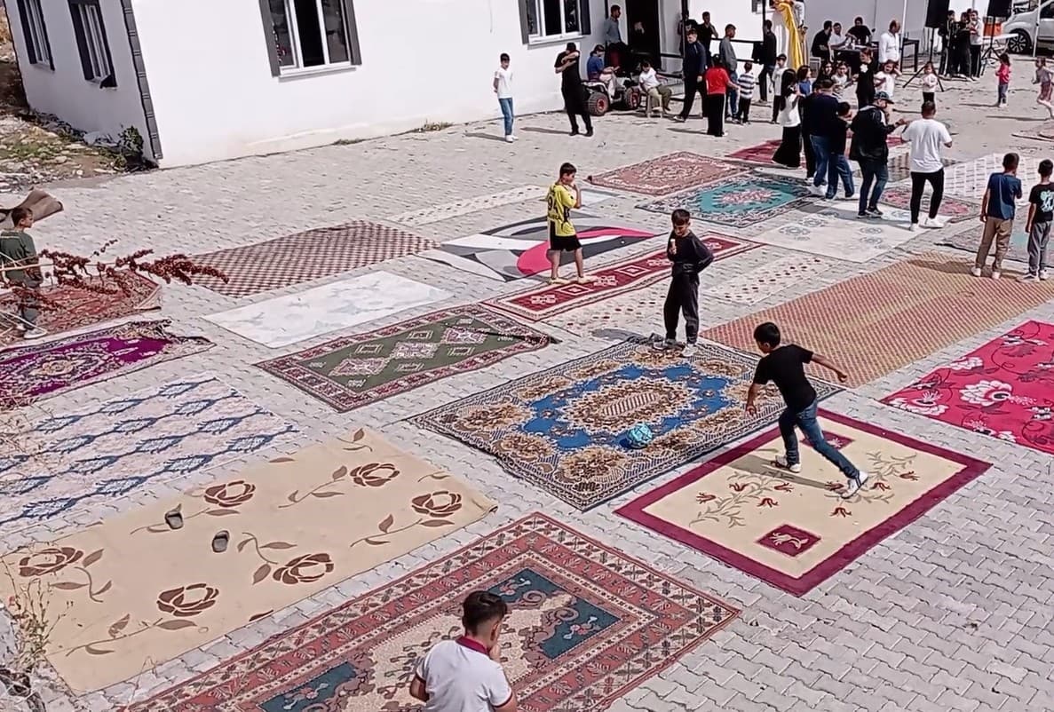 Halı sahaları olmayınca 20’den fazla halıyı yan yana serip kendi sahalarını yaptılar