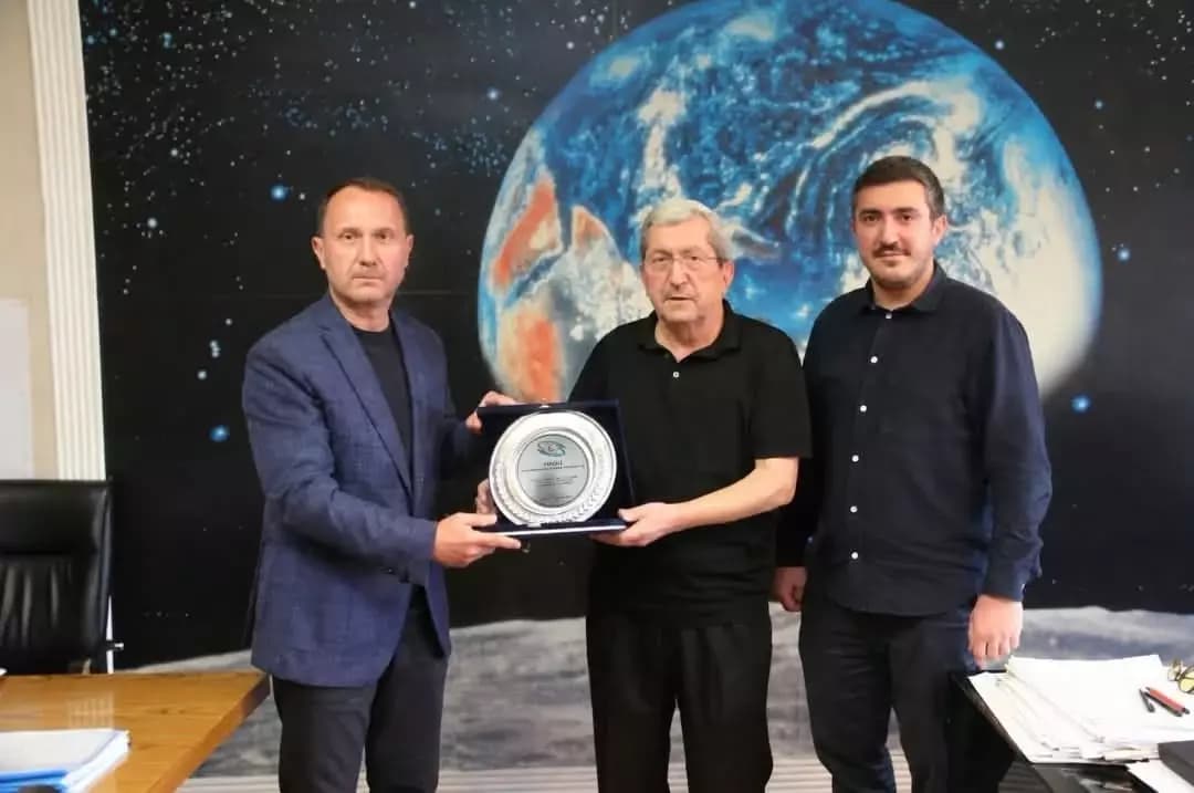 Çapraz’dan Vergili Ailesine plaket