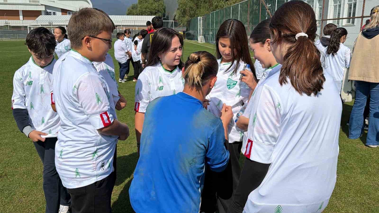 Çocuk taraftarların Boluspor heyecanı: 40 öğrenciye imzalı forma