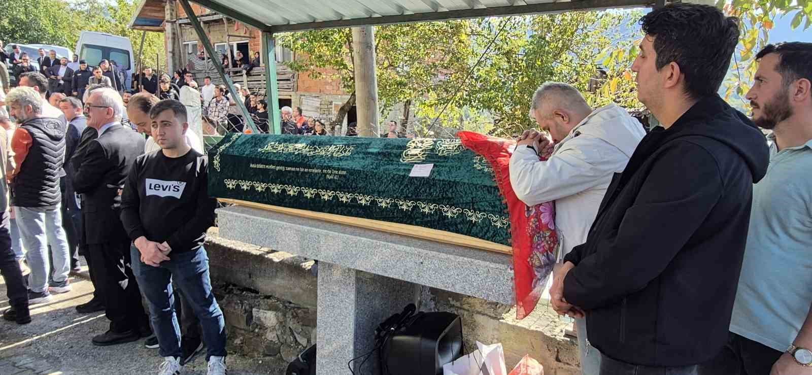 Okulda bıçaklı saldırıda hayatını kaybeden Eslem Sare, Bartın’da toprağa verildi