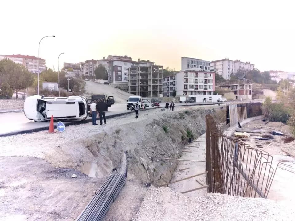 Yol çalışmasını fark edemeyince aracı 4 metrelik şarampole devrildi