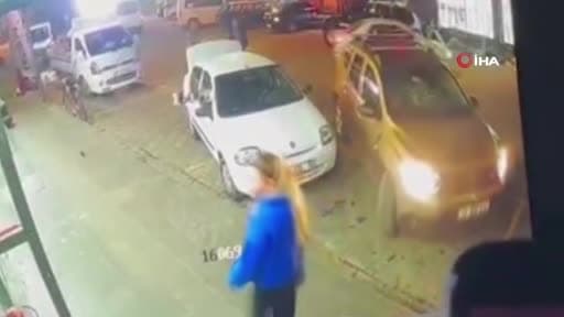 81 yaşındaki sürücü aracı yol kenarına park etmek isterken markete daldı...O anlar kamerada