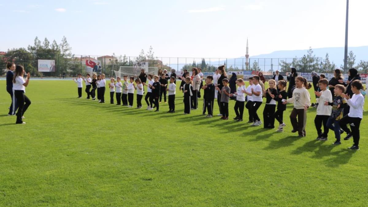 Öğrenciler ve aileler spor yapıp, geleneksel oyunlar oynadı