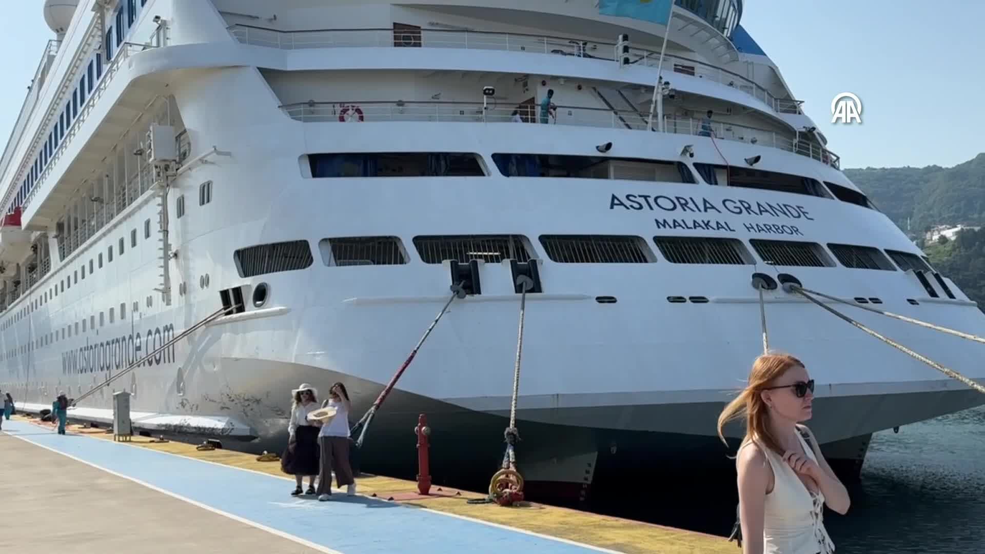"Astoria Grande" kruvaziyeri 788 yolcusuyla Amasra'da demirledi